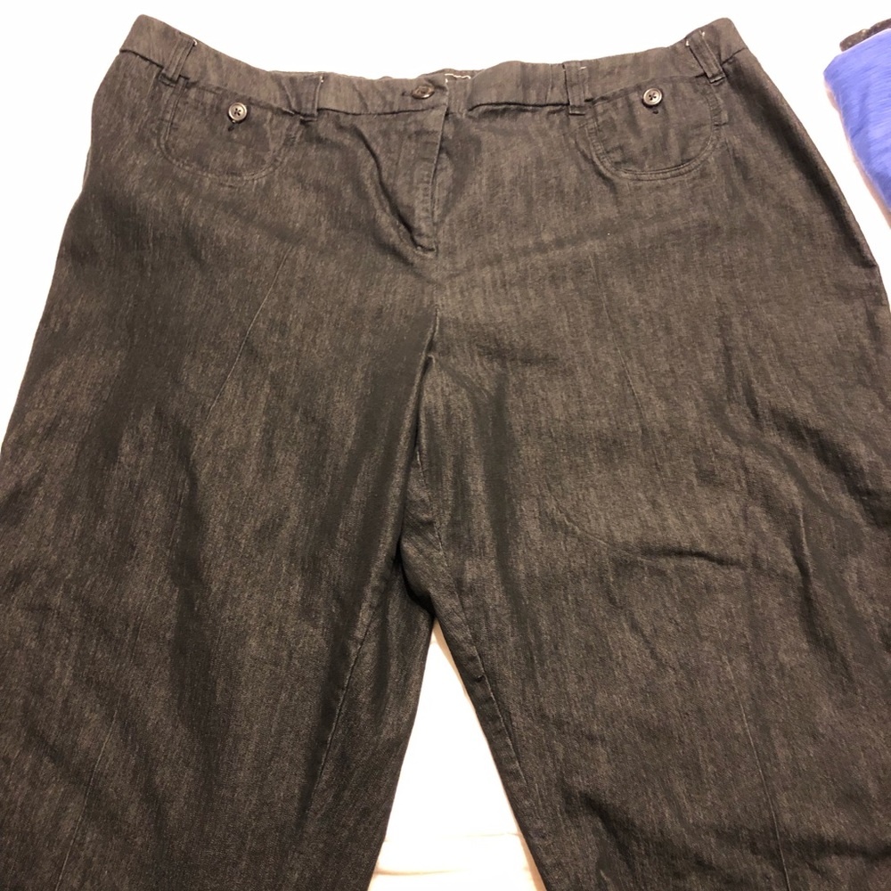Grayish-black capris.